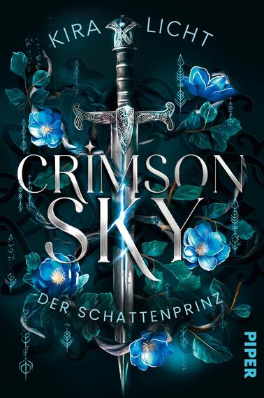 Das Buchcover zeigt einen stilisierten Schwertscheitel, der dominant in der Mitte platziert ist, umgeben von leuchtenden blauen Blumen und grünen Blättern. Der Hintergrund ist in dunklen, schattigen Farben gehalten, was eine geheimnisvolle Atmosphäre vermittelt. Der Titel „CRIMSON SKY“ ist in großen, silbernen Buchstaben gestaltet, während der Untertitel „DER SCHATTENPRINZ“ in kleinerer Schrift darunter steht. Der Name der Autorin, Kira Licht, erscheint am oberen Rand des Covers.