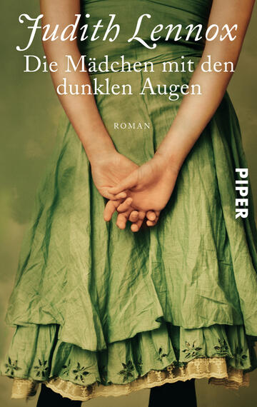 Das Buchcover zeigt eine junge Frau in einem fließenden, mintgrünen Kleid. Ihre Hände sind hinter ihrem Rücken ineinander verschränkt, was eine intime und nachdenkliche Atmosphäre vermittelt. Der Hintergrund ist sanft verschwommen und in neutralen Farbtönen gehalten, was die Hauptfigur hervorhebt. Der Titel „Die Mädchen mit den dunklen Augen“ sowie der Name der Autorin „Judith Lennox“ sind in eleganter, weißer Schrift platziert, während das Wort „ROMAN“ in kleinerer, goldener Schrift darunter steht. Das Verlagslogo „PIPER“ ist in der rechten unteren Ecke sichtbar.