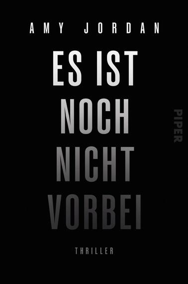 Das Buchcover zeigt einen schlichten schwarzen Hintergrund mit dem Titel „ES IST NOCH NICHT VORBEI“ in großen, vertikal angeordneten Buchstaben. Die Schrift ist in einem grauen Farbverlauf gehalten, der von hell zu dunkel wechselt, was für eine dramatische Wirkung sorgt. Der Autorennamen „Amy Jordan“ ist oberhalb des Titels in weißer Schrift platziert. Am unteren Rand befindet sich das Wort „THRILLER“ in kleinerer Schrift, ebenfalls in grau. Das Cover vermittelt eine spannende und geheimnisvolle Atmosphäre.