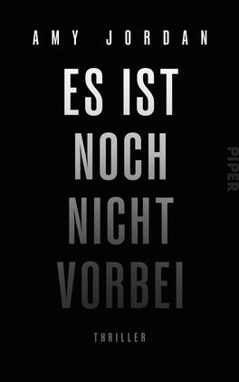 Das Buchcover zeigt einen schlichten schwarzen Hintergrund mit dem Titel „ES IST NOCH NICHT VORBEI“ in großen, vertikal angeordneten Buchstaben. Die Schrift ist in einem grauen Farbverlauf gehalten, der von hell zu dunkel wechselt, was für eine dramatische Wirkung sorgt. Der Autorennamen „Amy Jordan“ ist oberhalb des Titels in weißer Schrift platziert. Am unteren Rand befindet sich das Wort „THRILLER“ in kleinerer Schrift, ebenfalls in grau. Das Cover vermittelt eine spannende und geheimnisvolle Atmosphäre.
