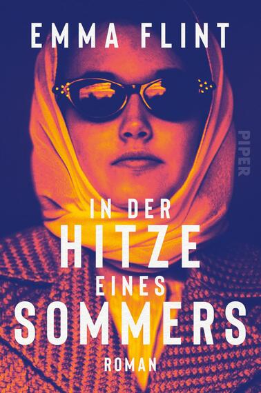Das Buchcover zeigt eine Frau mit einer hellen Kopfbedeckung und Sonnenbrillen, die direkt in die Kamera schaut. Der Hintergrund ist in kräftigen Violett- und Blautönen gehalten, was eine warme, sommerliche Atmosphäre erzeugt. Der Titel „IN DER HITZE EINES SOMMERS“ ist in großen, weißen Buchstaben in der Mitte des Covers platziert. Der Name der Autorin, Emma Flint, steht oben in einer eleganten Schriftart. Unten ist das Verlagslogo „PIPER“ sichtbar.