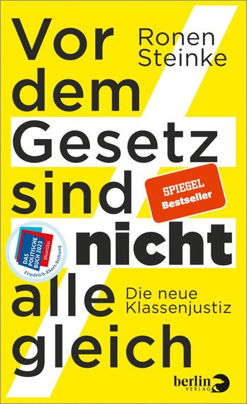 Das Buchcover zeigt einen hellgelben Hintergrund mit diagonalen weißen und grauen Linien. Der Titel „Vor dem Gesetz sind nicht alle gleich“ ist in großen, kontrastierenden schwarzen Buchstaben platziert. Darunter steht „Die neue Klassenjustiz“ in kleinerer, schwarzer Schrift. Rechts befindet sich ein roter Aufkleber mit der Aufschrift „SPIEGEL Bestseller“ und ein grafischer blauer Kreis mit dem Hinweis „Das deutsche Buch“. Der Autor „Ronen Steinke“ ist in kleineren Buchstaben oberhalb des Titels angegeben.