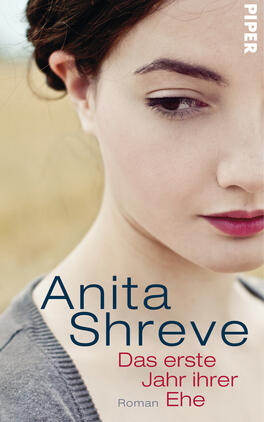 Das Buchcover zeigt das Porträt einer jungen Frau mit einem nachdenklichen Ausdruck. Ihr Gesicht ist sanft beleuchtet, während der Hintergrund eine unscharfe, goldene Feldlandschaft zeigt, die eine ruhige Atmosphäre vermittelt. Der Titel „Das erste Jahr ihrer Ehe“ ist in blauer Schrift prominent platziert, die Schriftart ist modern und klar. Der Autorennamen „Anita Shreve“ steht in großen, auffälligen Buchstaben oben, ebenfalls in Blau, während das Verlagslogo „PIPER“ in der oberen Ecke rechts abgebildet ist.