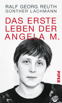 Das Buchcover zeigt ein kontrastreiches Design in Schwarz-Weiß mit einem Portrait einer Frau, die direkt in die Kamera blickt. Der Titel „DAS ERSTE LEBEN DER ANGELA M.“ ist in auffälligen roten Buchstaben am oberen Rand platziert. Die Namen der Autoren, Ralf Georg Reuth und Günther Lachmann, erscheinen in kleinerer Schrift darüber. Am unteren rechten Rand ist das Verlagslogo „PIPER“ in roter Schrift zu sehen. Die Atmosphäre wirkt eindringlich und provokant.