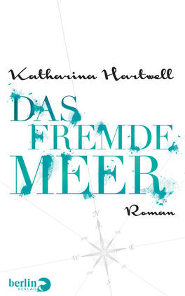 Das Fremde Meer Das Buchcover zeigt einen weißen Hintergrund mit subtilen Farbklecksen in Türkis, die eine dynamische, maritime Atmosphäre erzeugen. Im oberen Bereich steht der Name „Katharina Hartwell“ in eleganter, schwarzer Schrift. Der Titel „DAS FREMDMEER“ ist in großen, kräftigen Buchstaben in Türkis gefasst und hebt sich stark ab. Unten rechts befindet sich der Schriftzug „Roman“ in geschwungener, schwarzer Schrift. Der Kompass im Hintergrund vermittelt eine Orientierungsthematik und verstärkt das maritime Gefühl des Covers.