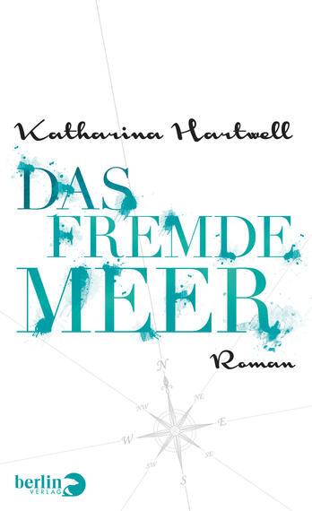 Das Buchcover zeigt einen weißen Hintergrund mit subtilen Farbklecksen in Türkis, die eine dynamische, maritime Atmosphäre erzeugen. Im oberen Bereich steht der Name „Katharina Hartwell“ in eleganter, schwarzer Schrift. Der Titel „DAS FREMDMEER“ ist in großen, kräftigen Buchstaben in Türkis gefasst und hebt sich stark ab. Unten rechts befindet sich der Schriftzug „Roman“ in geschwungener, schwarzer Schrift. Der Kompass im Hintergrund vermittelt eine Orientierungsthematik und verstärkt das maritime Gefühl des Covers.