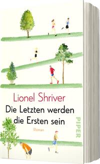Das Buchcover zeigt eine minimalistische Illustration mit mehreren horizontal angeordneten Szenen, in denen unterschiedliche Personen joggen. Die Figuren sind in sanften Farben gehalten, umgeben von grünen Bäumen und einer hellen, freundlichen Landschaft. Der Titel „Die Letzten werden die Ersten sein“ ist in einer modernen Schriftart in Schwarz und Grün gehalten, während der Autorennamen „Lionel Shriver“ in prägnantem Rot hervorgehoben ist. Das Verlagslogo „PIPER“ ist in einer dezenten Ecke platziert.