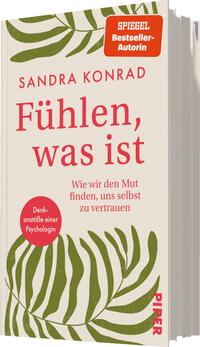 Das Buchcover zeigt eine helle, beige Hintergrundfarbe mit großflächigen grünen Pflanzenmotiven, die lebendige Blätter darstellen. Der Titel „Fühlen, was ist“ ist in kräftigem Rot in einer modernen Schriftart gestaltet und steht prominent im oberen Drittel. Darunter befindet sich der Untertitel „Wie wir den Mut finden, uns selbst zu vertrauen“ in einer kleineren, grauen Schriftart. Oben links ist ein rotes Symbol mit dem Text „SPIEGEL Bestseller-Autorin“ platziert, während unten links ein roter Kreis mit dem Text „Denkanstöße einer Psychologin“ zu sehen ist. Der Verlagsname „Piper“ erscheint in kleiner Schrift am Fuß des Covers.