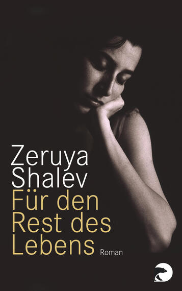 Das Buchcover zeigt ein Porträt einer nachdenklichen Frau, die mit einem zugedeckten Gesicht leicht geneigt ist. Der Hintergrund ist dunkel, wodurch die Frau und ihre Emotionen in den Vordergrund treten. Der Titel „Für den Rest des Lebens“ ist in auffälliger, weißer Schrift platziert, während der Autorennamen „Zeruya Shalev“ in kleinerer, heller Schrift darüber steht. Die Gesamtatmosphäre vermittelt eine Mischung aus Introspektion und Melancholie.