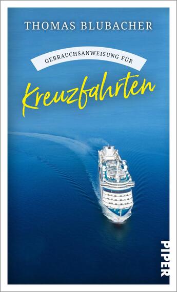 Das Buchcover zeigt ein blaues Meer mit einem großen Kreuzfahrtschiff, das sich in einer sanften Kurve bewegt. Darüber steht in weißer Schrift der Titel „Gebrauchsanweisung für Kreuzfahrten“ in verspielter typografischer Darstellung. Der Name des Autors, Thomas Blubacher, ist am oberen Rand in klarer, serifenloser Schrift platziert. Das Cover vermittelt eine entspannte, maritime Atmosphäre und spricht Reisefreudige an.