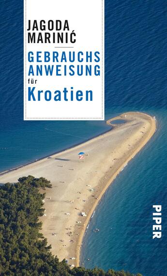 Das Buchcover zeigt eine luftaufnahme eines langen, sandigen Strandes, umgeben von klarem, blauem Wasser und üppigem grünem Wald im Hintergrund. Der Titel „Gebrauchsanweisung für Kroatien“ ist in kräftigem Blau auf weißem Grund platziert, darüber steht der Name der Autorin, Jagoda Marinić, in kleinerer Schrift. Das Cover vermittelt eine einladende, sommerliche Atmosphäre und neugierig machende Stimmung. Am rechten Rand ist das Verlagslogo „PIPER“ in schlichter Schrift zu sehen.