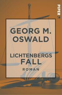 Das Buchcover zeigt einen orangefarbenen Hintergrund mit einer stilisierten Waage, die symbolisch für Gerechtigkeit steht. Der Titel „LICHTENBERGS FALL“ ist in großen, schwarzen Buchstaben mittig platziert, während der Autorennamen „GEORG M. OSWALD“ darüber in einer etwas kleineren Schrift erscheint. Die Typografie ist klar und modern, was die Ernsthaftigkeit des Genres unterstreicht. Der Untertitel „Roman“ wird in kleinerer Schrift unter dem Titel dargestellt.