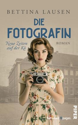 Neue Zeiten auf der Kö – Die Fotografin Das Buchcover zeigt eine junge Frau mit modischen Locken, die eine Kamera in der Hand hält. Sie trägt ein pastellfarbenes Kleid mit floralen Mustern. Im Hintergrund sind historische Gebäude zu erkennen, die eine nostalgische Atmosphäre erzeugen. Der Titel „DIE FOTOGRAFIN“ ist in auffälliger blauer Schrift platziert, während der Untertitel „Neue Zeiten auf der Kö“ in einer kleineren, eleganten Schrift darunter steht. Der Autorennamen „Bettina Lausen“ ist ebenfalls prominent positioniert.