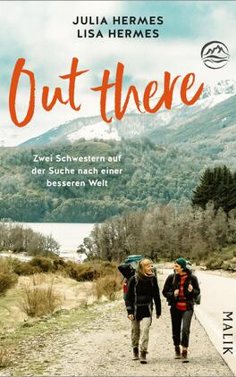 Das Buchcover zeigt eine malerische Naturlandschaft mit Bergen und Wäldern im Hintergrund. Im Vordergrund stehen zwei Schwestern, die auf einem Weg miteinander sprechen. Die weiblichen Protagonistinnen tragen Wanderbekleidung und Rucksäcke. Der Titel „Out there“ ist in auffälligem, handschriftlichem Rot geschrieben, während der Untertitel „Zwei Schwestern auf der Suche nach einer besseren Welt“ in klarer, schwarzer Schrift darunter steht. Die Farbpalette ist von sanften Grüntönen und Erdtönen geprägt, was eine harmonische und abenteuerliche Atmosphäre erzeugt.