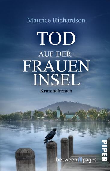 Das Buchcover zeigt eine mysteriöse Szenerie mit einem ruhigen Gewässer und einer Landschaft im Hintergrund. Das Hauptmotiv ist ein schwarzer Vogel, der auf einem Pfosten sitzt. Über dem Wasser erheben sich in sanften Blau- und Grautönen Berge. Der Titel „TOD AUF DER FRAUEN INSEL“ ist in großen, weißen Buchstaben zentral platziert, während darunter in kleinerer Schrift „Kriminalroman“ steht. Oben ist der Name des Autors, Maurice Richardson, angegeben.