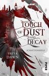 Das Buchcover zeigt einen stilisierten roten Raben, dessen Flügel sich über den Hintergrund aus grauen und schwarzen Architektur-Silhouetten ausbreiten. Der Titel „TOUCH OF DUST AND DECAY“ ist in eleganter, geschwungener Schrift in Schwarz und Rot gehalten, darunter steht der Untertitel „SCHATENSOELE“ in schlichterer Schrift. Die Farbgestaltung vermittelt eine düstere, mystische Atmosphäre. Im unteren Bereich steht der Name der Autorin, „FREYA DAWN“, und das Verlagslogo ist in der unteren Ecke platziert.