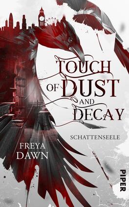 Das Buchcover zeigt einen stilisierten roten Raben, dessen Flügel sich über den Hintergrund aus grauen und schwarzen Architektur-Silhouetten ausbreiten. Der Titel „TOUCH OF DUST AND DECAY“ ist in eleganter, geschwungener Schrift in Schwarz und Rot gehalten, darunter steht der Untertitel „SCHATENSOELE“ in schlichterer Schrift. Die Farbgestaltung vermittelt eine düstere, mystische Atmosphäre. Im unteren Bereich steht der Name der Autorin, „FREYA DAWN“, und das Verlagslogo ist in der unteren Ecke platziert.