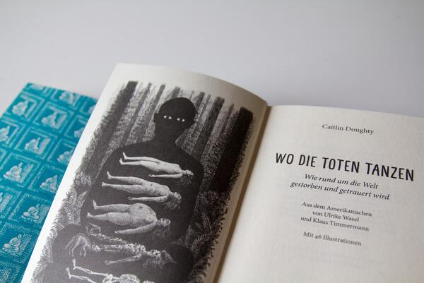 Innenansicht des Buches „Wo die Toten tanzen“