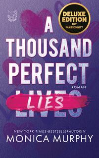 Das Buchcover zeigt einen strukturierten lila Hintergrund mit dezenten, dunkleren Herz-Silhouetten. Titel in großen, fetten weißen Versalien: „A THOUSAND PERFECT LIES“, wobei das Wort „LIES“ von einem kräftigen pinken Pinselstrich übermalt ist, auf dem „LIES“ in weißer Handschrift steht. Rechts oben ein runder Gold‑Schwarz‑Aufkleber mit der Aufschrift „DELUXE EDITION MIT FARBSCHNITT“. Unten der Schriftzug „Monica Murphy“ und klein „Roman“.