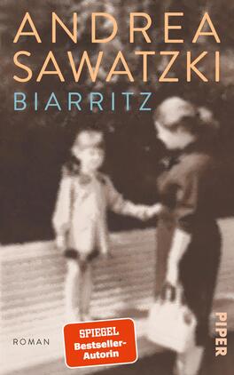 Das Buchcover zeigt eine unscharfe schwarz-weiß-Illustration, auf der eine Frau und ein Kind abgebildet sind. Die Frau trägt ein dunkles Kleid, das Kind ist in heller Kleidung gekleidet. Der Titel „Biarritz“ erscheint in blauer Schrift, während der Name „Andrea Sawatzki“ in orangefarbenen Buchstaben darüber zu sehen ist. Unten rechts befindet sich ein rotes Label mit dem Text „SPIEGEL Bestseller-Autorin“. Das Cover vermittelt eine nostalgische, emotionale Atmosphäre.
