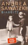 Das Buchcover zeigt eine unscharfe schwarz-weiß-Illustration, auf der eine Frau und ein Kind abgebildet sind. Die Frau trägt ein dunkles Kleid, das Kind ist in heller Kleidung gekleidet. Der Titel „Biarritz“ erscheint in blauer Schrift, während der Name „Andrea Sawatzki“ in orangefarbenen Buchstaben darüber zu sehen ist. Unten rechts befindet sich ein rotes Label mit dem Text „SPIEGEL Bestseller-Autorin“. Das Cover vermittelt eine nostalgische, emotionale Atmosphäre.