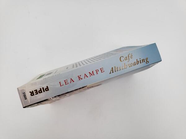 Innenansicht des Buches „Café Altschwabing“