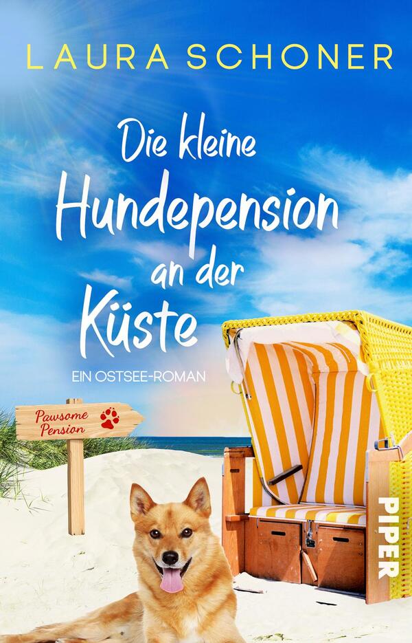 Das Buchcover zeigt einen hellen Strand mit feinem Sand und einem strahlend blauen Himmel. In der Bildmitte befindet sich ein gelb-weiß gestreifter Strandkorb. Vor dem Strandkorb sitzt ein freundlicher Hund. Oberhalb des Hundes steht in verspielter, weißer Schrift der Titel „Die kleine Hundepension an der Küste“. Darunter befindet sich der Untertitel „Ein Ostsee-Roman“. Oben links ist der Name der Autorin „Laura Schoner“ in stilvoller, gelber Typografie platziert.