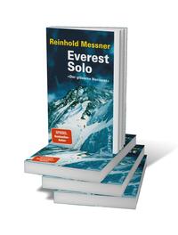 Bücherstapel des Buches „Everest solo“