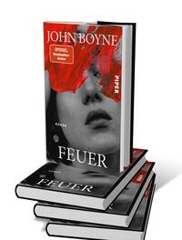 Bücherstapel des Buches „Feuer“