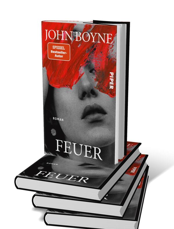 Bücherstapel des Buches „Feuer“