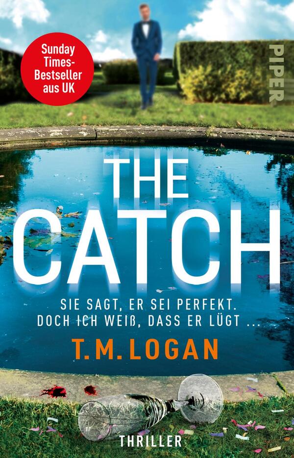 Das Buchcover zeigt einen eleganten Garten mit einem runden Teich im Vordergrund, dessen Wasser ruhig ist. Spiralformen und Blütenblätter sind um den Rand verteilt. Im Hintergrund steht ein Mann in einem Anzug, der vage in die Ferne blickt. Der Titel „THE CATCH“ erscheint groß und in kräftigem Weiß, während der Autor „T.M. Logan“ in dunklerer Schrift darunter steht. Die Farben des Covers sind überwiegend in Blau- und Grüntönen gehalten, was eine mysteriöse Atmosphäre vermittelt. Der Hinweis „Sunday Times-Bestseller aus UK“ ist in einem auffälligen roten Kreis platziert.