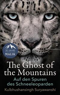 Das Buchcover zeigt eine extreme Nahaufnahme eines Schneeleoparden mit hellblauen, eindringlichen Augen vor dunklem Hintergrund. Der Titel „The Ghost of the Mountains“ erscheint groß in weißer Serifenschrift, darunter die grünlich-türkise Unterzeile „Auf den Spuren des Schneeleoparden“. Der Autorenname Kulbhushansingh Suryawanshi steht klein unten in goldener Schrift. Die Stimmung ist ruhig, majestätisch und leicht geheimnisvoll.