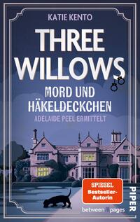 Das Buchcover zeigt ein stilvolles, neoklassizistisches Herrenhaus, umgeben von einer sanften, düsteren Landschaft bei Dämmerung. Die Farben sind in gedämpften Blau- und Grautönen gehalten, wodurch eine mysteriöse Atmosphäre entsteht. Der Titel „THREE WILLOWS“ prangt in großen, weißen Buchstaben oben, während der Untertitel „MORD UND HÄKELDECKCHEN“ in einer etwas kleineren Schrift darunter platziert ist. Ein schwarzer Kater sitzt vor dem Haus, und die Silhouetten von Handschellen verweisen auf den kriminalistischen Inhalt. Am unteren Rand befindet sich der Verlagsname „PIPER“.