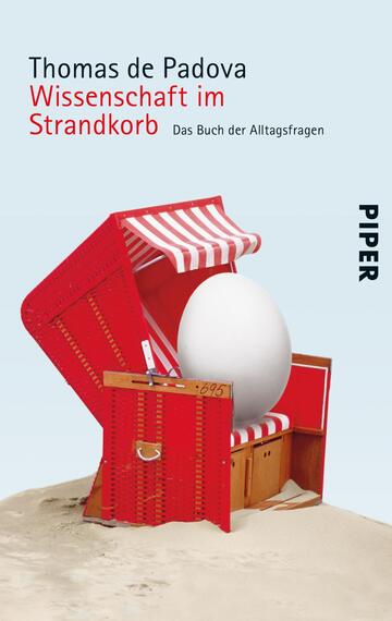 Das Buchcover zeigt einen roten Strandkorb mit weißen und roten Streifen, aus dem ein großes, weißes Ei hervorragt. Der Hintergrund ist in einem sanften Hellblau gehalten, was eine entspannte Atmosphäre vermittelt. Der Titel „Wissenschaft im Strandkorb“ steht in auffälliger, roter Schrift oben, gefolgt von „Das Buch der Alltagsfragen“ in kleinerer Schrift darunter. Der Verlag „PIPER“ ist in der rechten unteren Ecke in Schwarz platziert.