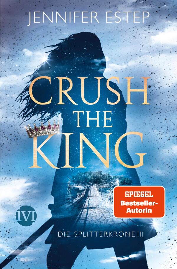 Das Buchcover zeigt eine silhouette einer kämpferischen Figur mit schwarzem Haar, die in einer dynamischen Pose steht. Im Hintergrund ist ein mystischer, nebliger Himmel in Blautönen dargestellt. Der Titel „CRUSH THE KING“ ist in großen, goldenen Buchstaben platziert, während der Untertitel „Die Splitterkrone III“ kleiner und in leicht verschnörkelter Schrift gehalten ist. Oben links steht „Jennifer Estep“ in blauer, eleganter Schrift. Ein rotes Kästchen mit dem Text „SPIEGEL Bestseller-Autorin“ ist in der unteren rechten Ecke positioniert.