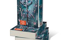 Bücherstapel des Buches „Darkest Reign – Im Bann der Hexe“