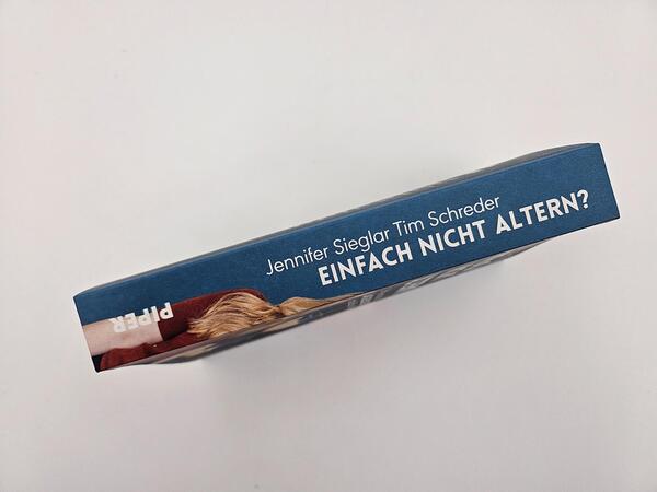 Außenansicht des Buches „Einfach nicht altern?“