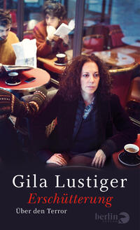 Das Buchcover zeigt eine nachdenklich wirkende Frau mit lockigem, braunem Haar, die an einem Tisch sitzt und in die Kamera blickt. Im Hintergrund sind verschwommen weitere Personen zu sehen, die in Bücher vertieft sind und Kaffee trinken. Die Farben des Covers sind überwiegend in warmen, gedämpften Tönen gehalten, mit einem leichten Rot, das den Titel „Erschütterung“ hebt, während der Autorname „Gila Lustiger“ in Weiß hervorsticht. Darunter steht in schlichter Schrift „Über den Terror“.