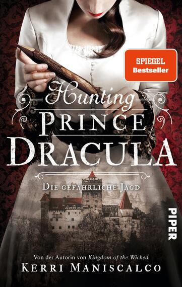 Das Buchcover zeigt eine Frau in historischer Kleidung mit weißer Bluse und rotem Rock, die einen Dolch in der rechten Hand hält. Im Hintergrund ist eine Schloss-Silhouette vor einer dunklen, rot-gemusterten Oberfläche zu sehen. Der Titel „Hunting Prince Dracula“ ist in großen, eleganten Buchstaben in Weiß hervorgehoben, während der Untertitel „Die gefährliche Jagd“ darunter in kleinerer Schrift erscheint. Oben rechts befindet sich der Hinweis „SPIEGEL Bestseller“ in orangefarbener Schrift. Der Name der Autorin, Kerri Maniscalco, steht am unteren Rand in leichter Schriftart.