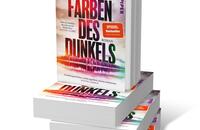 Bücherstapel des Buches „In den Farben des Dunkels“