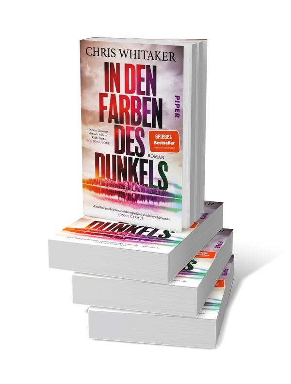 Bücherstapel des Buches „In den Farben des Dunkels“