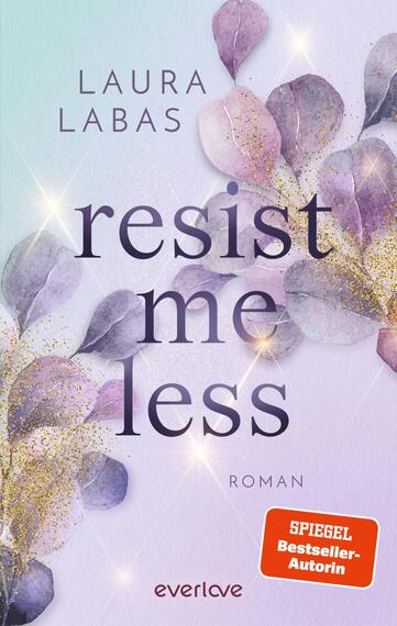 Das Buchcover zeigt eine sanfte Farbpalette in Pastelltönen, hauptsächlich in Lila und Rosa. Im oberen Bereich steht der Name der Autorin, „Laura Labas“, in eleganter, gut lesbarer Schrift. Der Titel „resist me less“ ist prominent in einer geschwungenen Schriftart in Gold gehalten, unterstrichen durch den Hinweis „Roman“. Um den Titel herum sind zarte Aquarellblätter und glitzernde Elemente, die eine verträumte, romantische Atmosphäre schaffen. Unten rechts befindet sich ein rotes Banner mit dem Text „SPIEGEL-Bestseller-Autorin“.