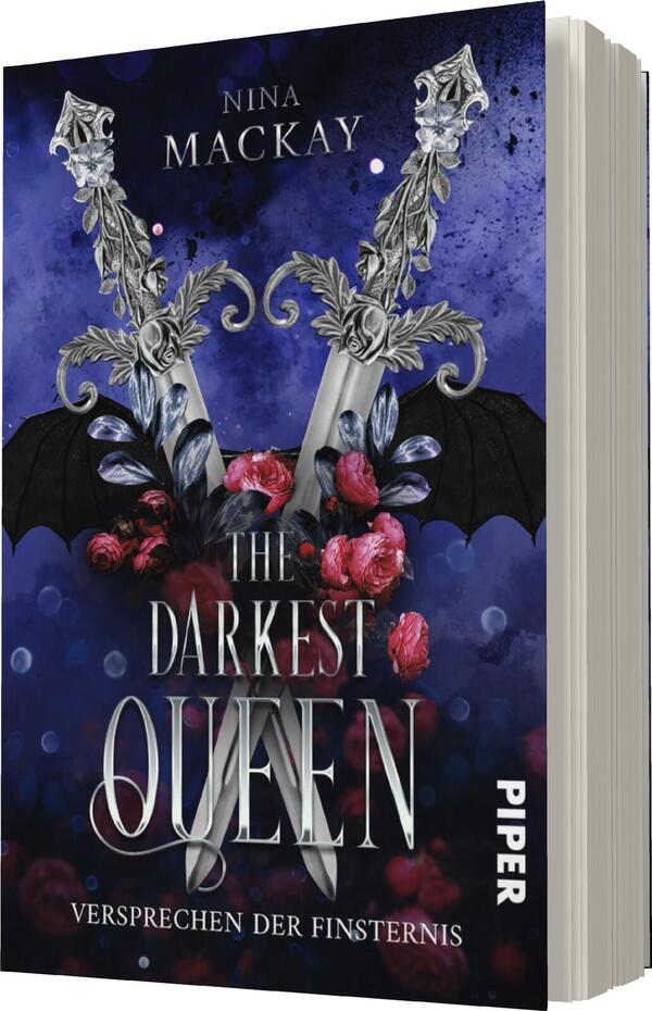 Das Buchcover zeigt zwei elegante, silberne Dolche, die durch rote Rosen und schwarze Fledermausflügel flankiert sind. Der Hintergrund ist in verschiedenen Lila-Tönen gehalten, was eine mystische Atmosphäre schafft. In der Mitte prangt der Titel „THE DARKEST QUEEN“ in markanter, goldfarbener Typografie, während der Name der Autorin, Nina Mackay, oben in schlichter, heller Schrift steht. Unter dem Titel befindet sich der Untertitel „VERSprechen der Finsternis“ in kleinerer Schrift.