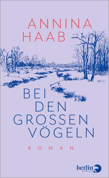 Das Buchcover zeigt eine stilisierte Naturdarstellung in Blau und Rosa. Im Vordergrund erstreckt sich eine gewundene Wasserfläche, umgeben von schlichten, skizzierten Bäumen, die den Eindruck einer ruhigen Landschaft vermitteln. Der Titel „Bei den großen Vögeln“ ist in großen, klaren Buchstaben in dunklem Blau platziert, während der Autorennamen „Annina Haab“ oben in leuchtendem Rot abgesetzt ist. Der Schriftzug „Roman“ ist klein und elegant am unteren Rand des Covers angeordnet.