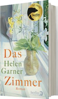 Das Buchcover zeigt eine malerische Szene mit einem hellen, blühenden Strauß in einer runden, beigefarbenen Vase, der auf einem Fensterbrett steht. Die Blumen sind in verschiedenen Farben gehalten, darunter Gelb und Blau. Der Titel „Das Zimmer“ von Helen Garner ist in großen, orangefarbenen Buchstaben auf der unteren Hälfte des Covers platziert. Darüber steht der Name der Autorin und das Genre „Roman“ in einer schlichten, gut lesbaren Schrift. Oben links ist ein runder Aufkleber mit dem Hinweis „30 Jahre Berlin Verlag“ zu sehen.