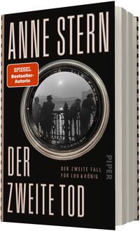 Das Buchcover zeigt einen schwarzen Hintergrund mit großflächiger, hochgezogener beiger Typografie für den Autorennamen „ANNE STERN“ und den Titel „DER ZWEITE TOD“. Zentral ist eine große Kameralinse, in deren Glas eine schwarzweiß-Fotoaufnahme von silhouettierten Personen an einem Brückengeländer sichtbar ist. Ein oranger, aufgeklebter Button links oben trägt den Text „SPIEGEL Bestseller-Autorin“. Der Eindruck ist düster, geheimnisvoll und noir-haft.