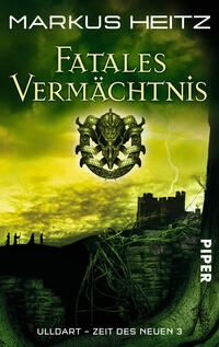 Das Buchcover zeigt einen düsteren, grünen Hintergrund mit einer geheimnisvollen Atmosphäre. Im Vordergrund prangt ein imposantes, dreidimensionales Wappen, das von maskenartigen Gesichtern und Drachenkopf-Elementen geprägt ist. Der Titel „Fatales Vermächtnis“ ist in eleganter, goldener Typografie in der oberen Hälfte des Covers platziert. Am unteren Rand ist der Verlagsname „Piper“ vermerkt. Silhouetten von drei Personen sind am linken Rand zu sehen, die vor einer Burgruine stehen.