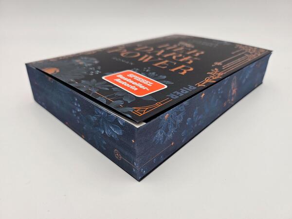 Außenansicht des Buches „Her Dark Power“