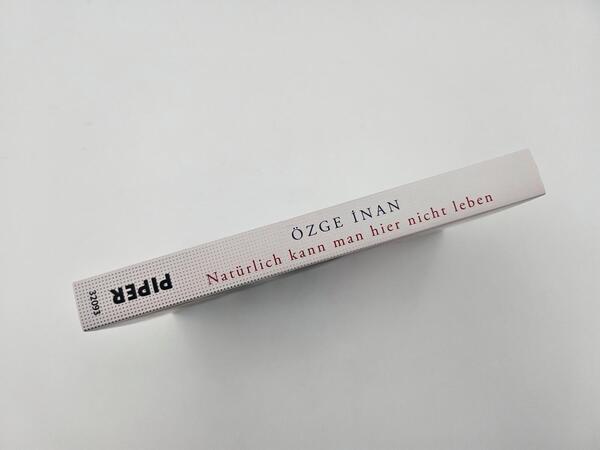 Außenansicht des Buches „Natürlich kann man hier nicht leben“