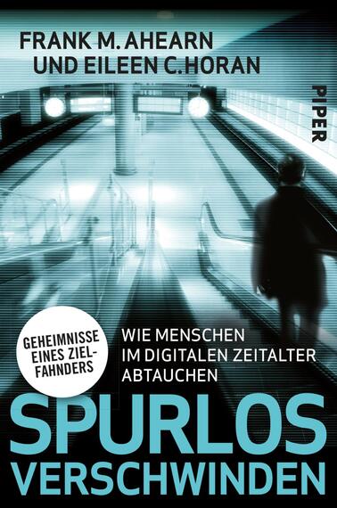 Das Buchcover zeigt einen stilisierten, blauen Hintergrund mit einem schemenhaft dargestellten Menschen an einer Rolltreppe. Über dem Personenbild befindet sich der Titel „SPURLOS VERSCHWINDEN“ in großen, hellblauen Buchstaben. Darunter steht in kleinerer Schrift „Wie Menschen im digitalen Zeitalter abtauchen“. Der Untertitel wird von einem runden, weißen Element begleitet, das den Text „GEHEIMNISSE EINES ZIEL-FÄNDERS“ enthält. Die Typografie ist modern und prägnant, was die geheimnisvolle Atmosphäre des Covers verstärkt. Oben links erscheint der Verfassername „FRANK M. AHEARN und EILEEN C. HORAN“ sowie das Verlagssignet „PIPER“.
